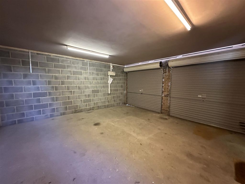 Property photo 3 of 24 Garage