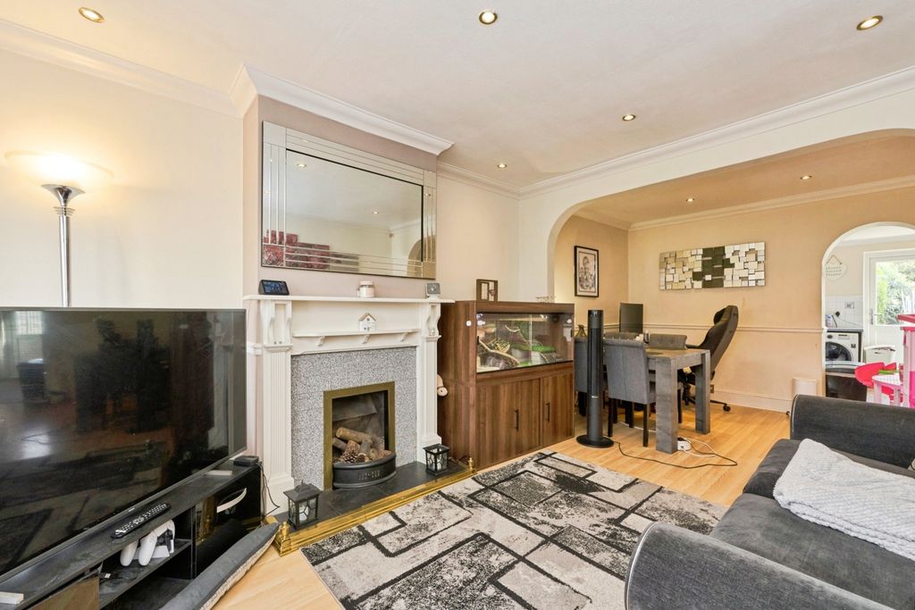 Property photo 3 of 11 Living Room