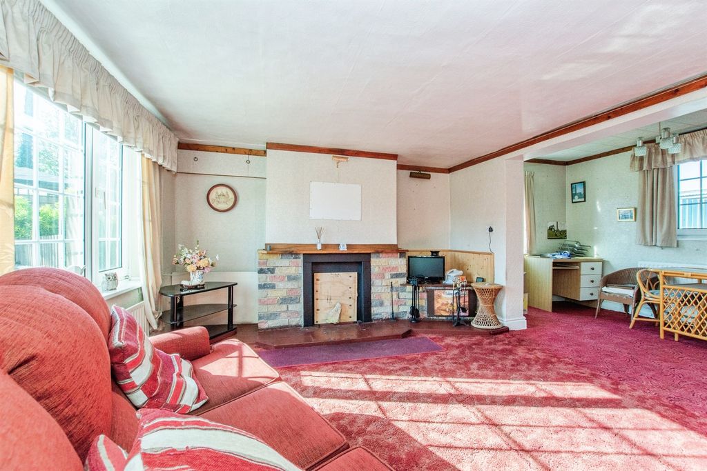Property photo 2 of 20