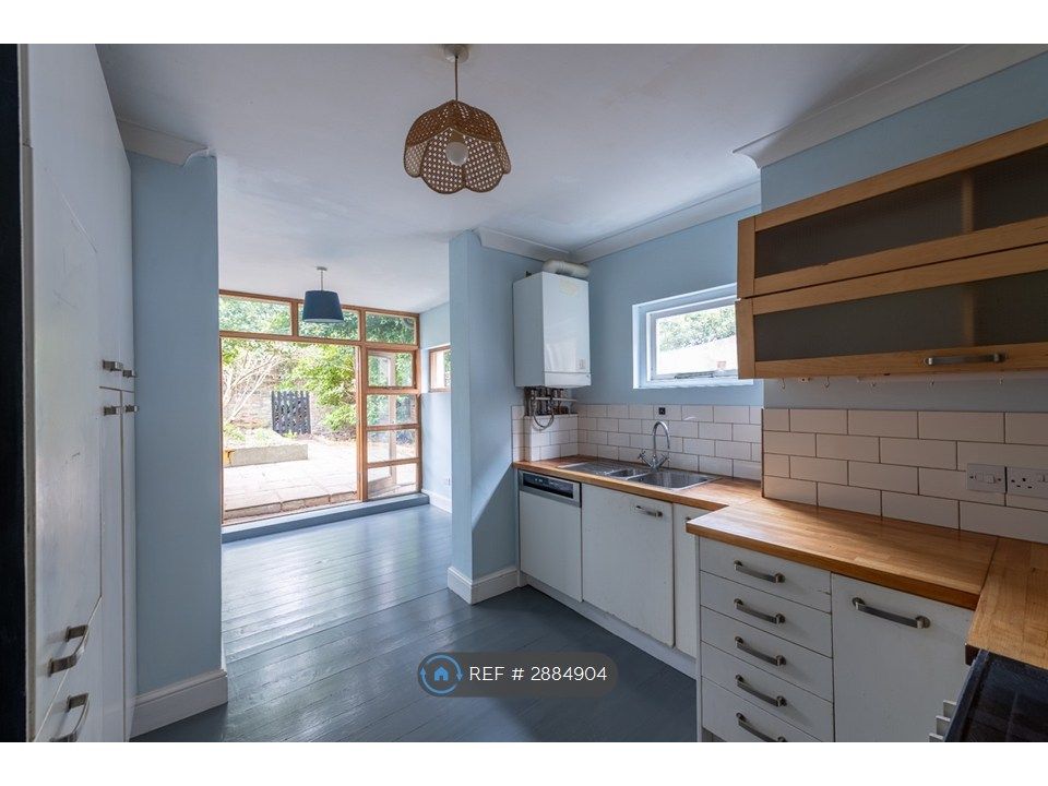 Property photo 3 of 9 Kitchen