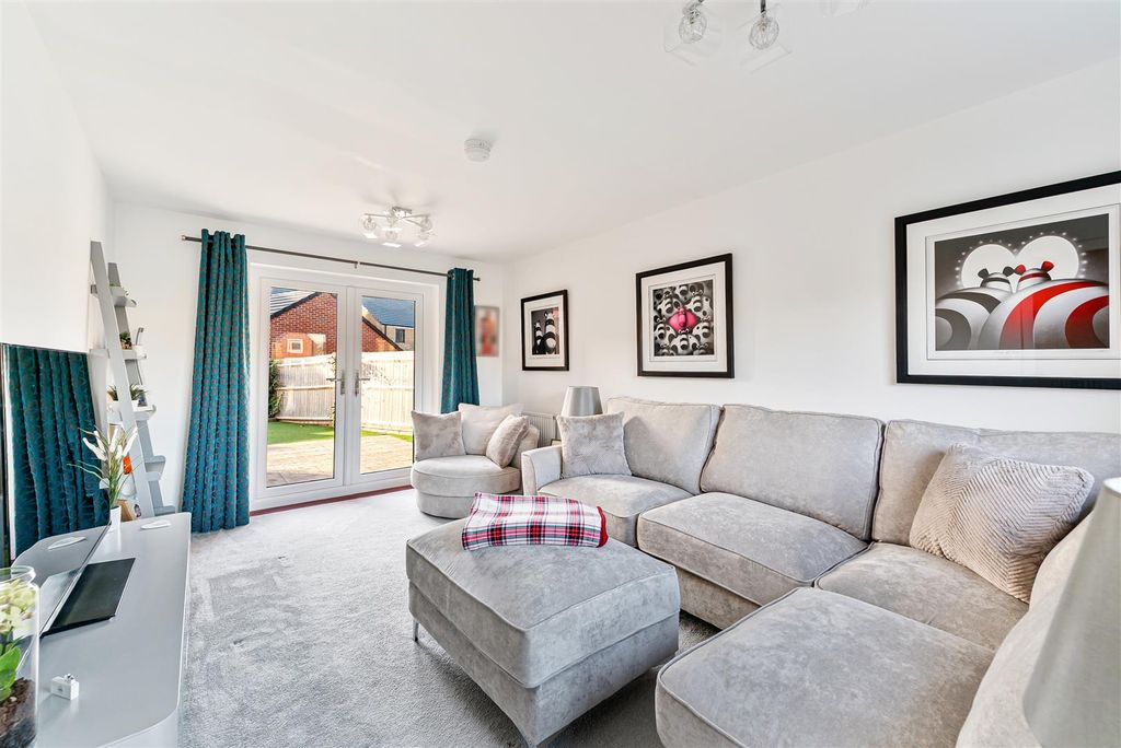 Property photo 3 of 21 Living Room