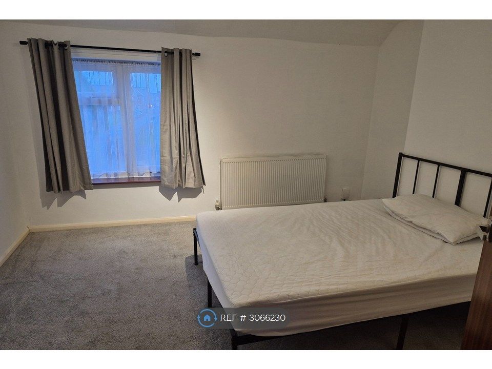 Property photo 2 of 10 Main Bedroom