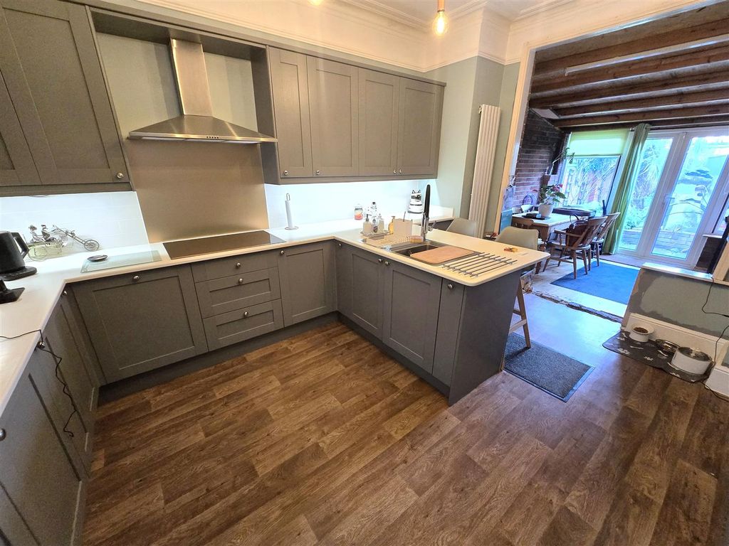 Property photo 3 of 8 Flat Kitchen