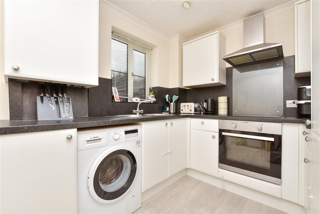 Property photo 3 of 10 Kitchen