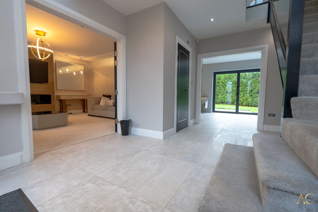 Property photo 2 of 29 Hall Way