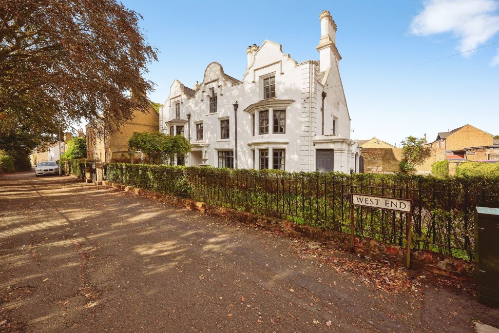 Property photo 1 of 33