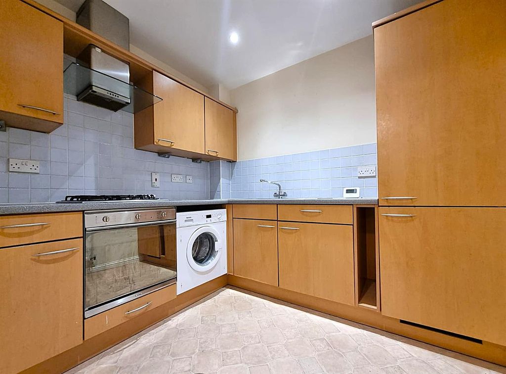 Property photo 2 of 12 Fitted Kitchen