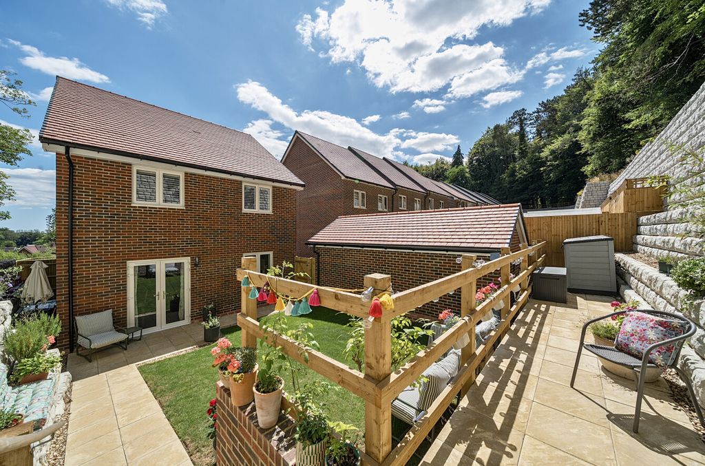 Property photo 2 of 14 1321502-28-686E73...