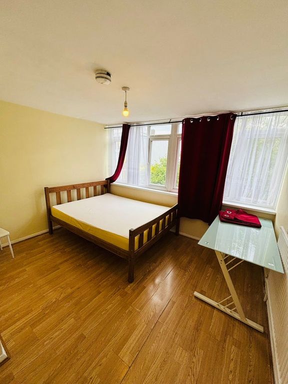 Property photo 1 of 13 £950