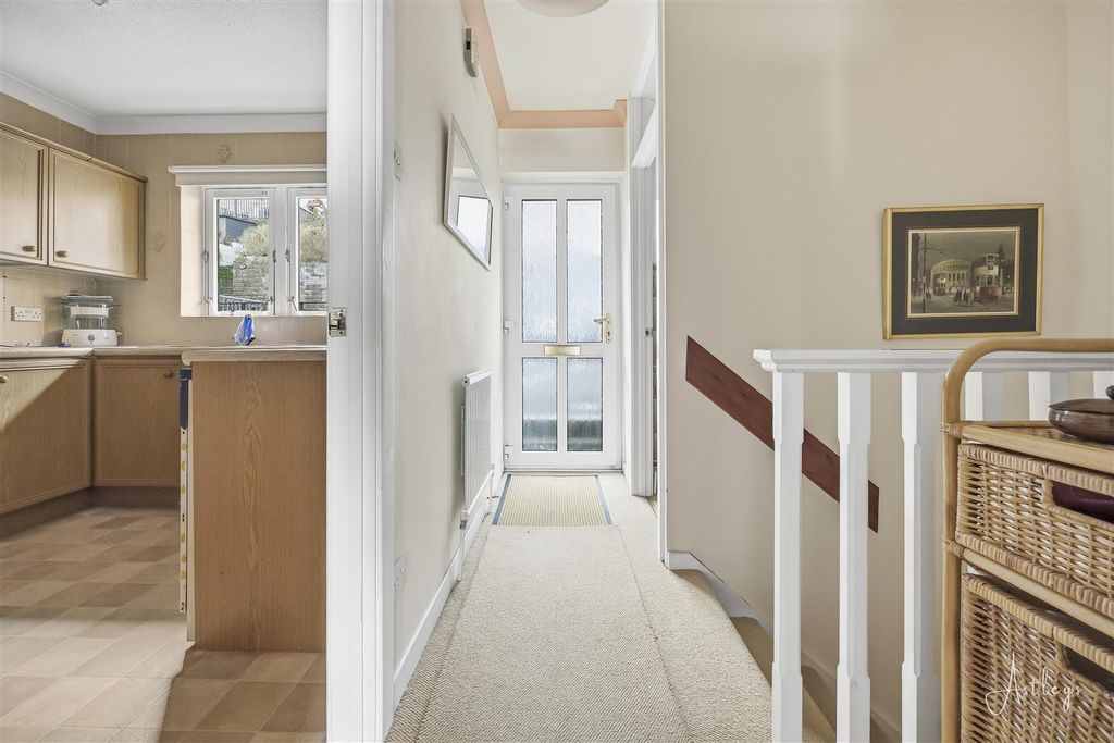 Property photo 3 of 18 Entrance