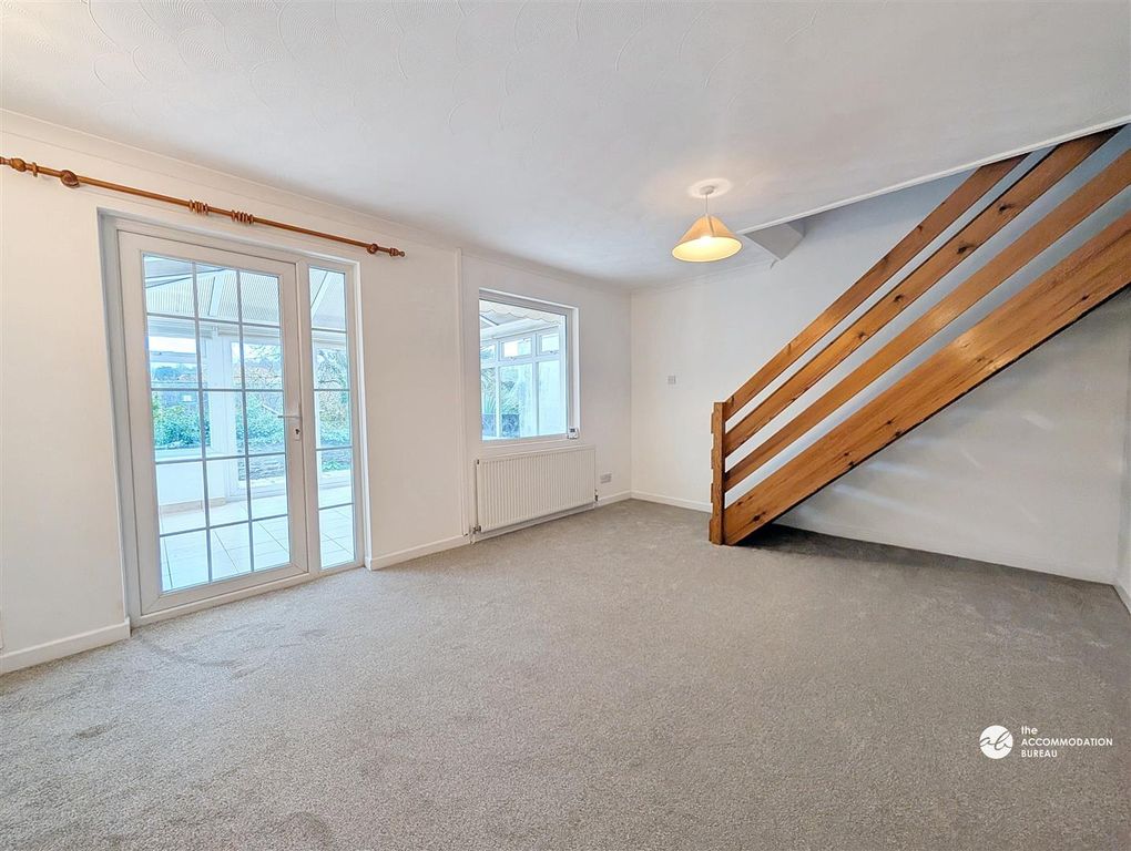 Property photo 3 of 16 Lounge