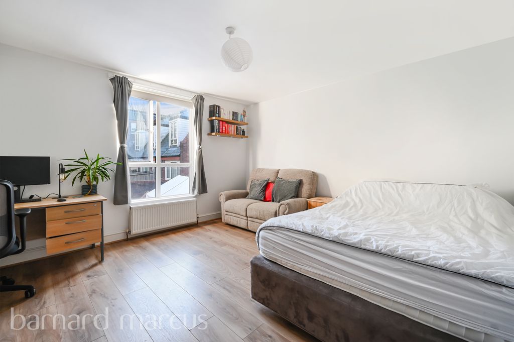 Property photo 3 of 8 Balcony