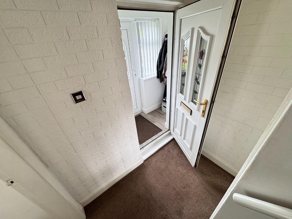 Property photo 3 of 18 Entrance Hall