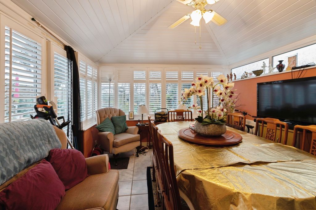 Property photo 3 of 11 Conservatory