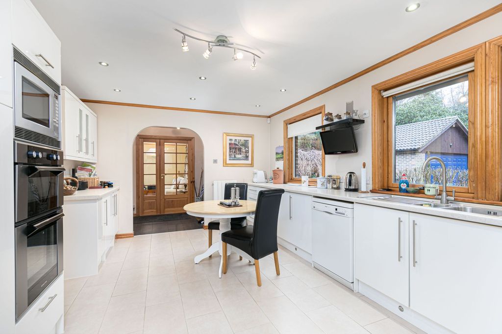 Property photo 2 of 23