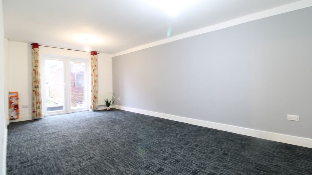 Property photo 2 of 12 Lounge