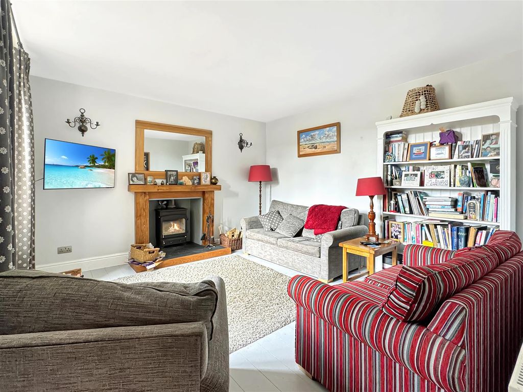 Property photo 3 of 18 Living Room