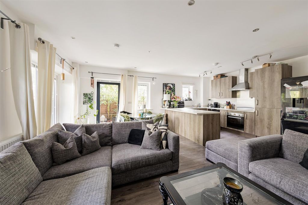 Property photo 1 of 27 Thornbury Way, E17