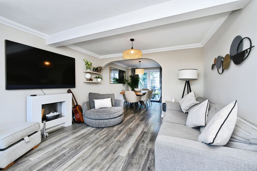 Property photo 2 of 20