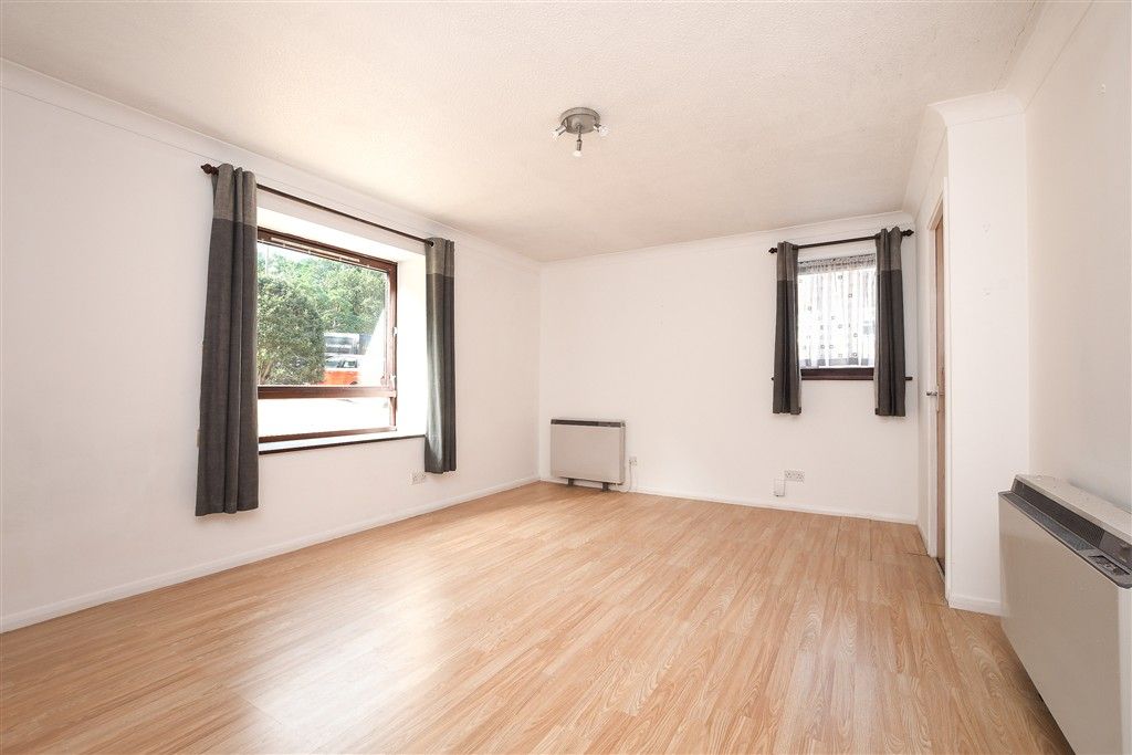 Property photo 3 of 7 Living Room