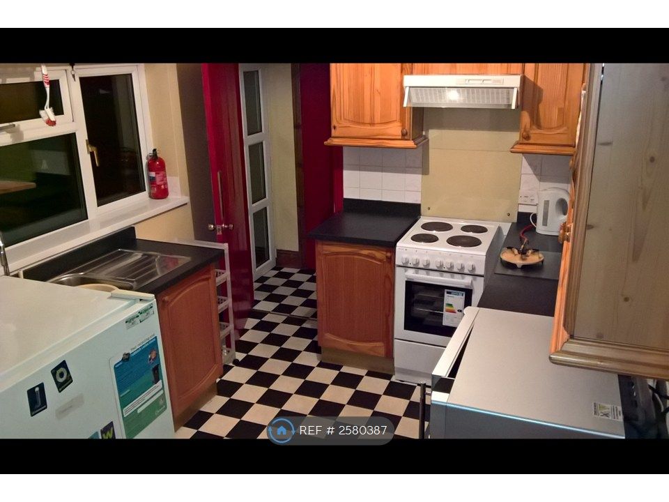 Property photo 1 of 8 Kitchen