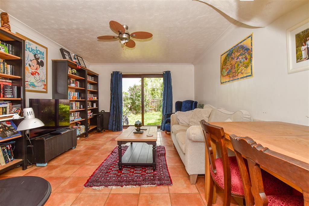 Property photo 3 of 13 Lounge