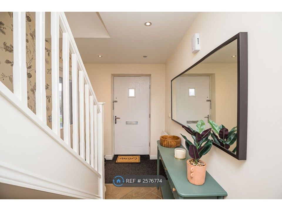 Property photo 3 of 31 Entrance Hall