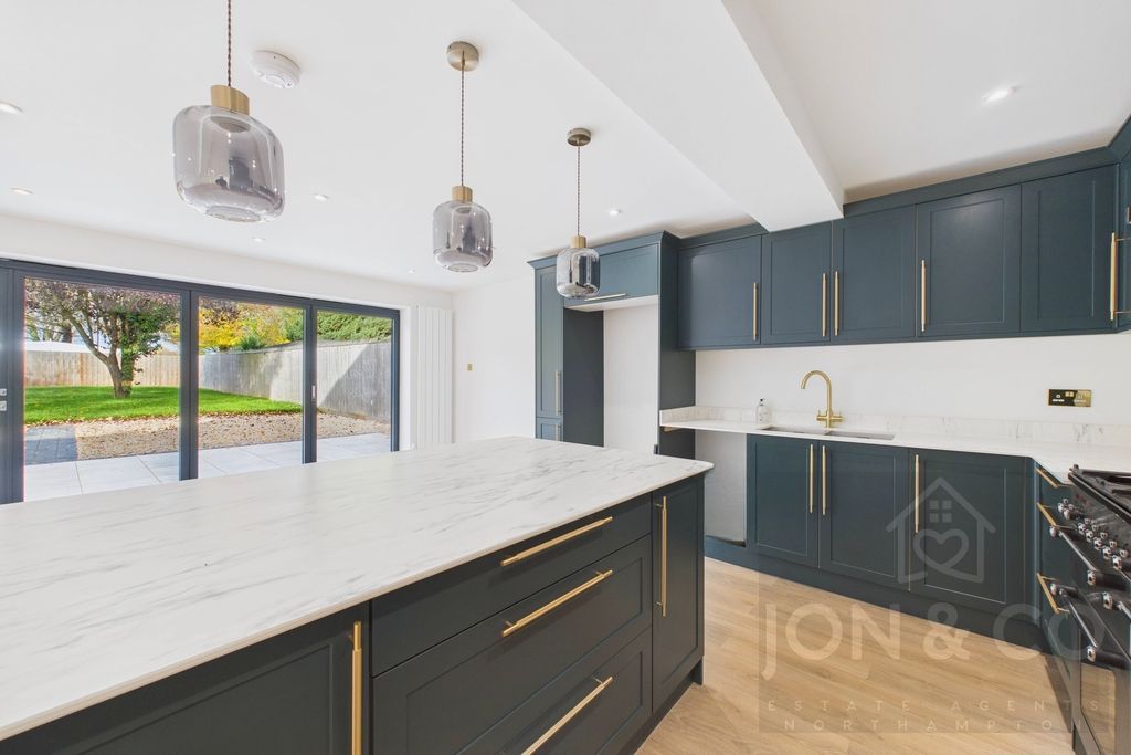 Property photo 2 of 31