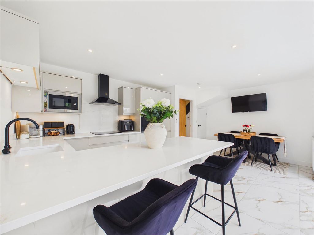 Property photo 3 of 18 Dining Kitchen