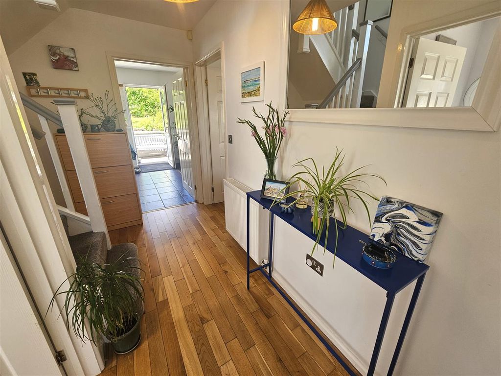Property photo 2 of 22 Hallway.Jpg