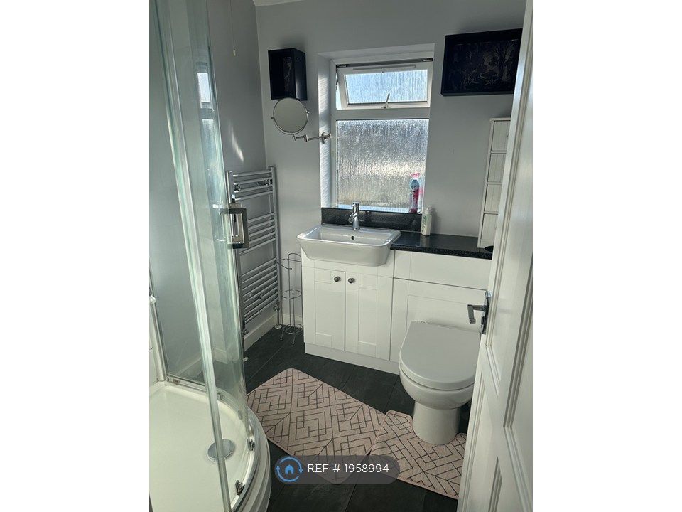 Property photo 3 of 11 Bathromm