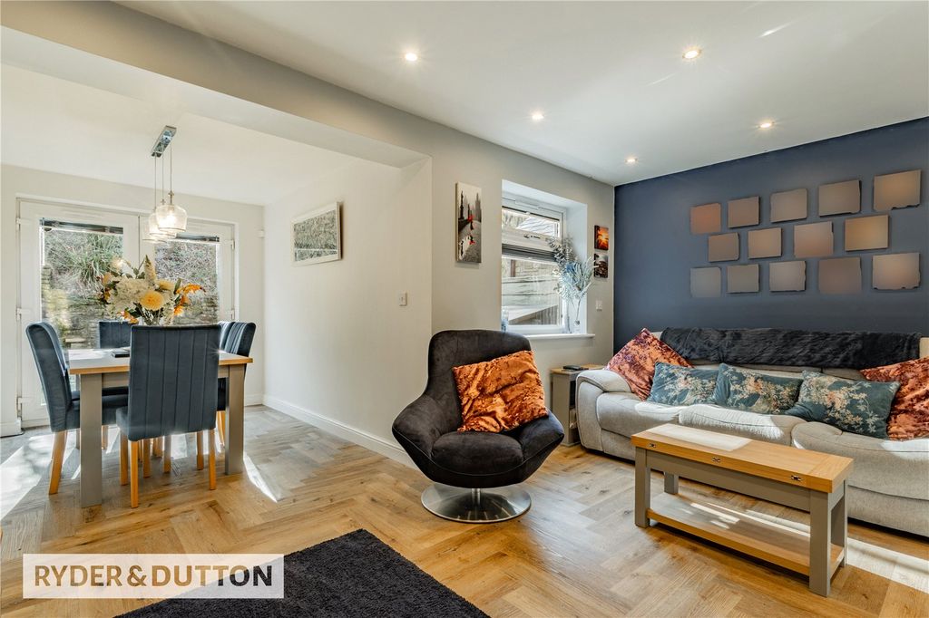 Property photo 2 of 20 Lounge