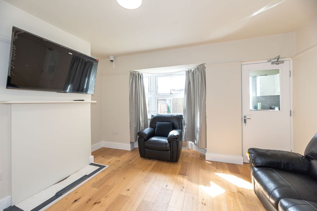Property photo 3 of 26
