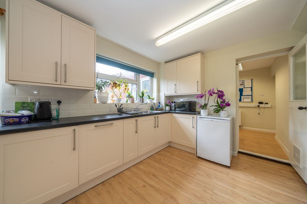 Property photo 3 of 19 13-Pevensey-Close-00419