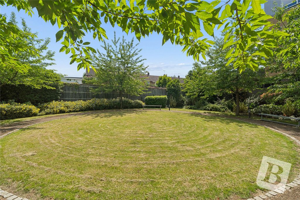 Property photo 3 of 11 Communal Gardens