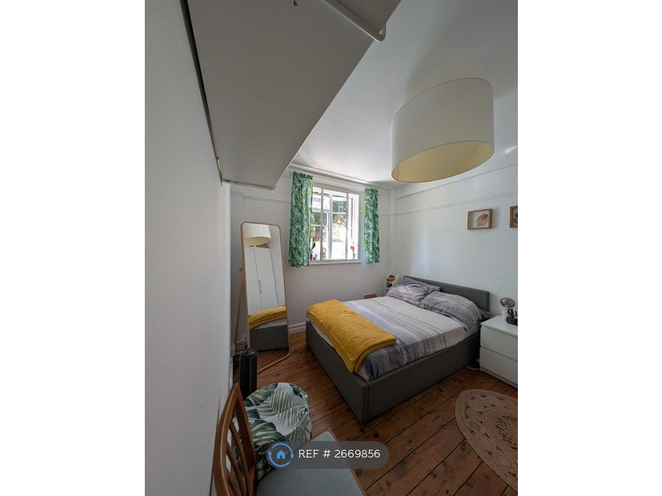 Property photo 3 of 11 Main Bedroom