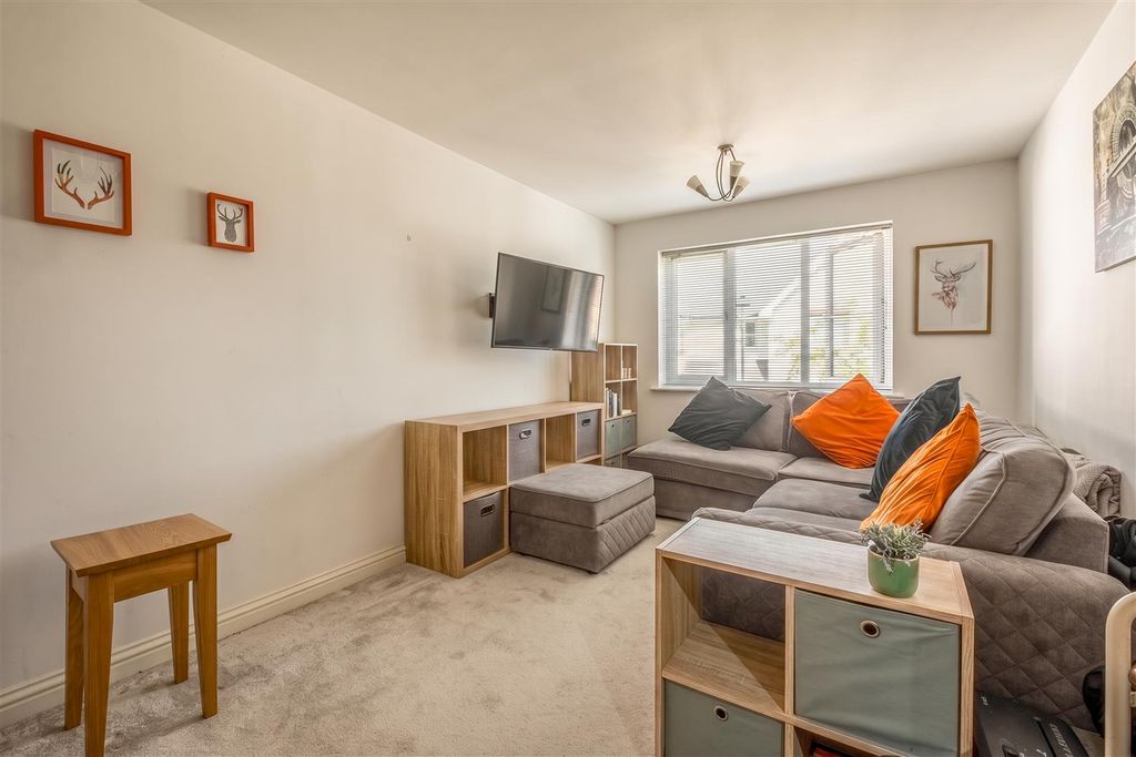 Property photo 3 of 13 19 Princess Court-4.Jpg
