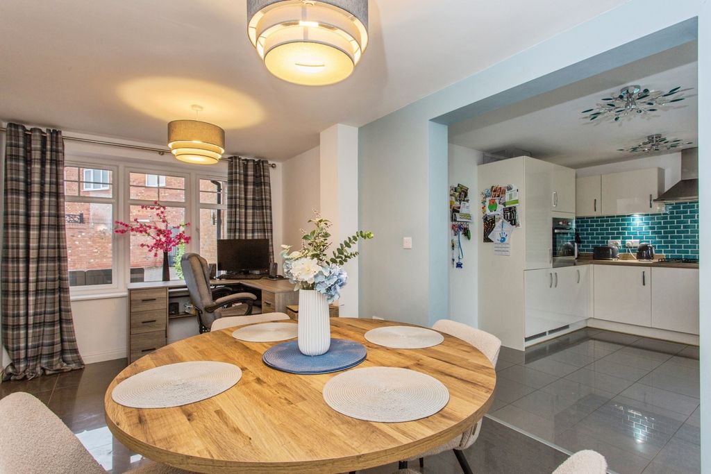 Property photo 3 of 19 Dining Kitchen