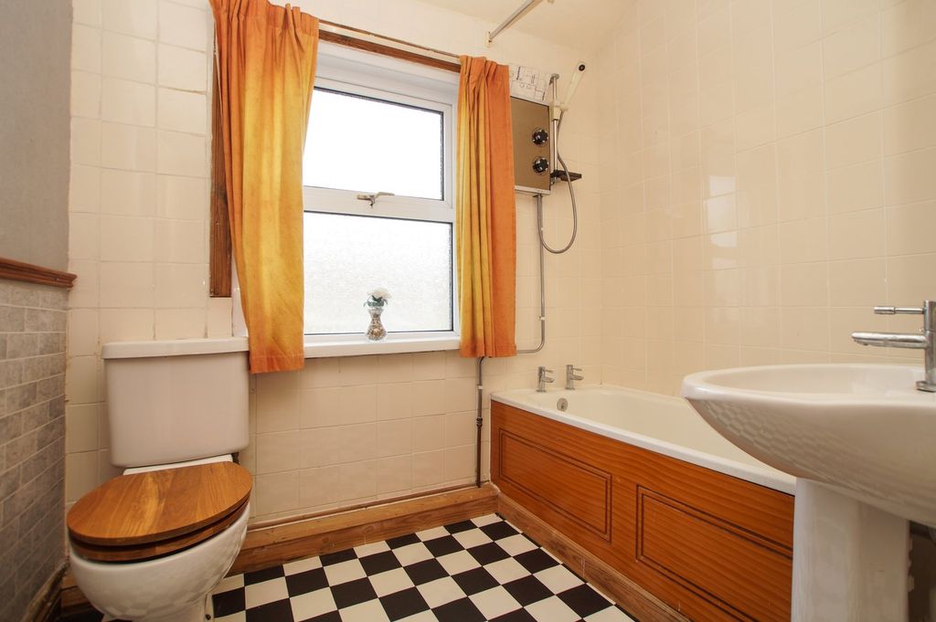 Property photo 3 of 19 Bathroom