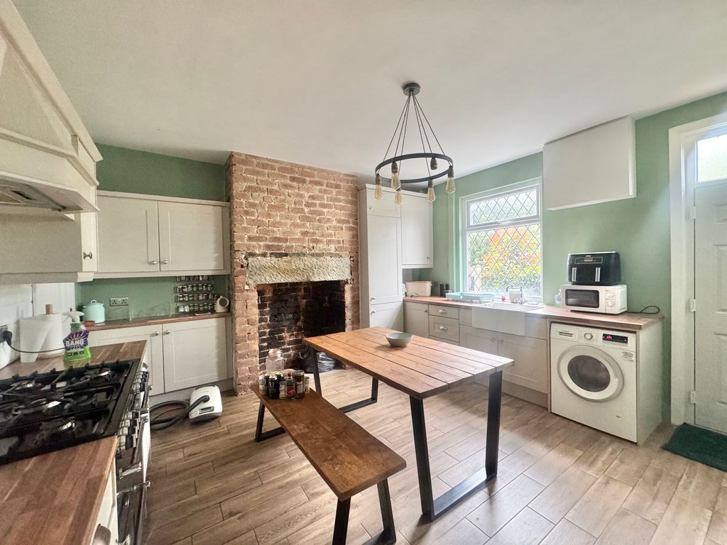 Property photo 3 of 7 Kitchen