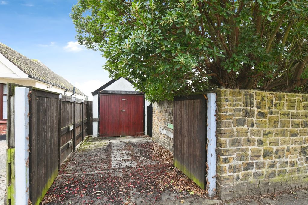 Property photo 2 of 16 Garage &amp; Parking