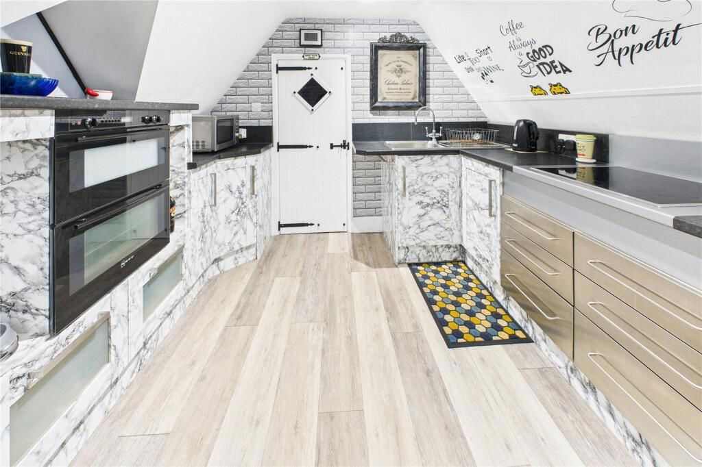 Additional image 4 of 2 bed flat for salePlaistow Street, Lingfield RH7