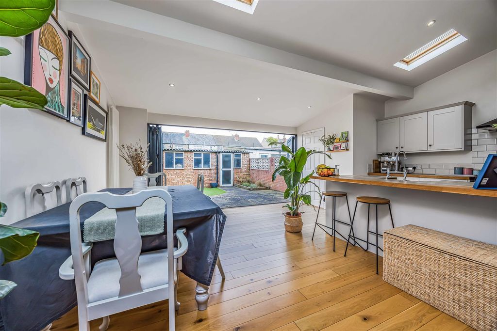 Property photo 2 of 24 9 Lakeside Avenue, Portsmouth-Small-Porticomarketi