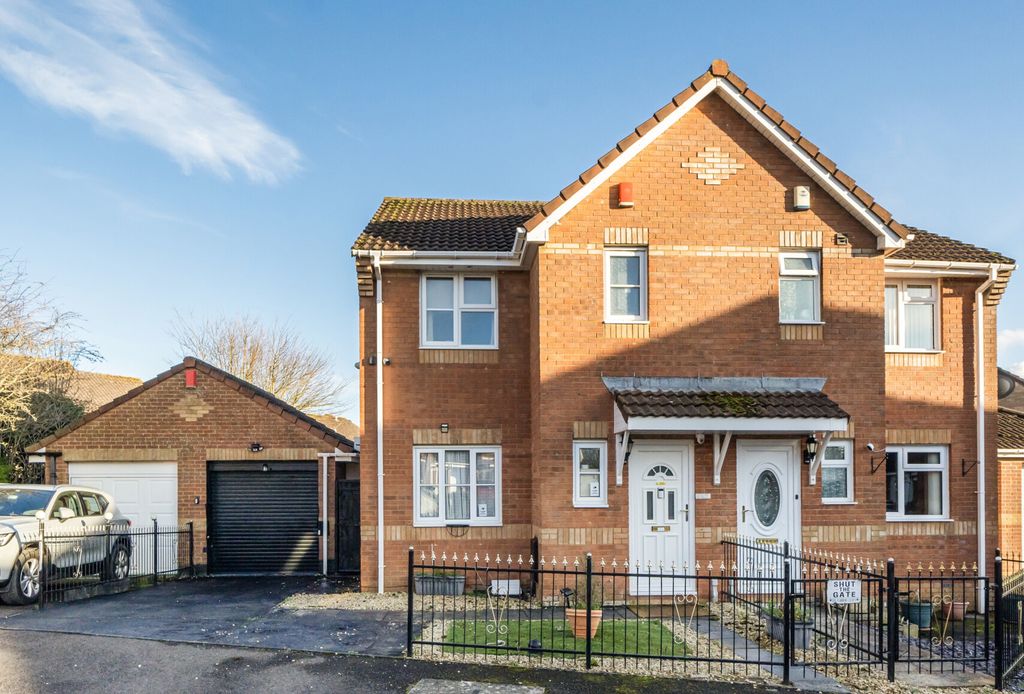 Property photo 1 of 20 1409396-1-698384E...