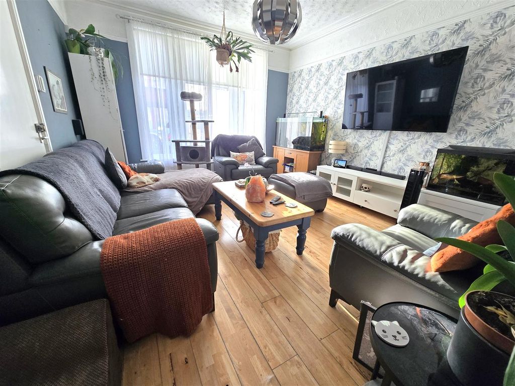 Property photo 2 of 8 Flat Lounge