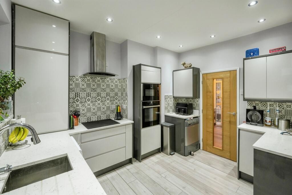 Property photo 2 of 18 Kitchen