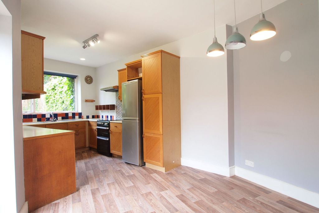 Property photo 2 of 18 Kingston Road, Ewell Village, Epsom, Surrey, Kt17 2Aa