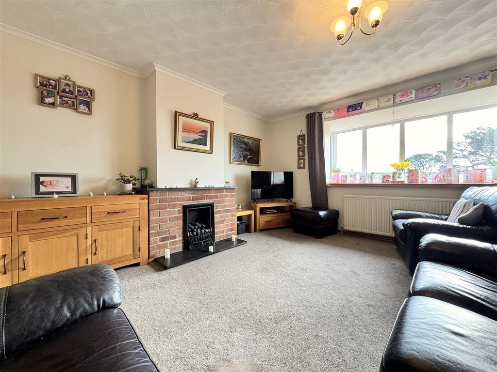 Property photo 3 of 24 Lounge