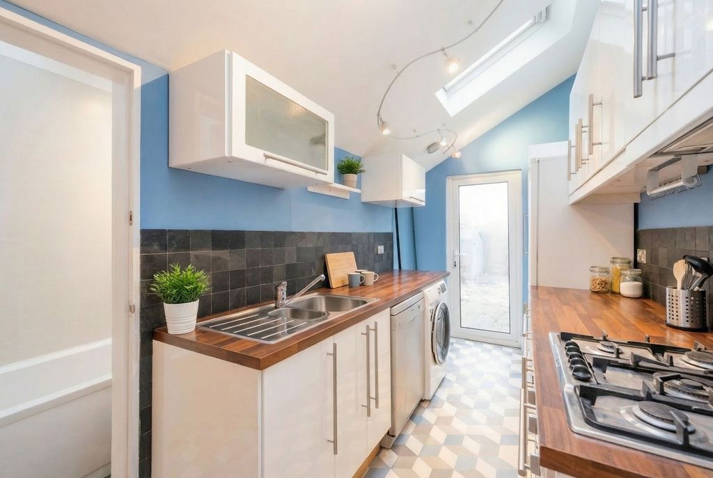 Property photo 3 of 11 Kitchen