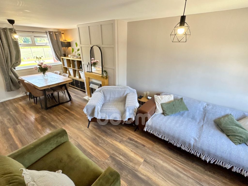 Property photo 2 of 20 Keir Hardie Court, Beith Lounge